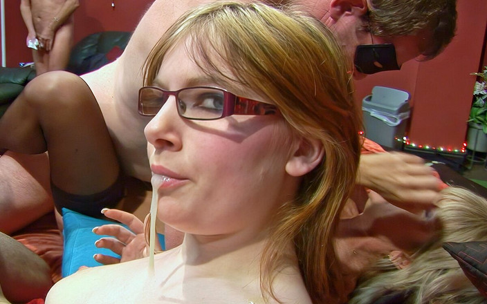 The Gangbang Club: Кончаю над тинкой и зрелой в гэнгбэнге