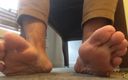 Manly foot: The zoom meeting - cewek mungil ini tahu apa yang kakiku...
