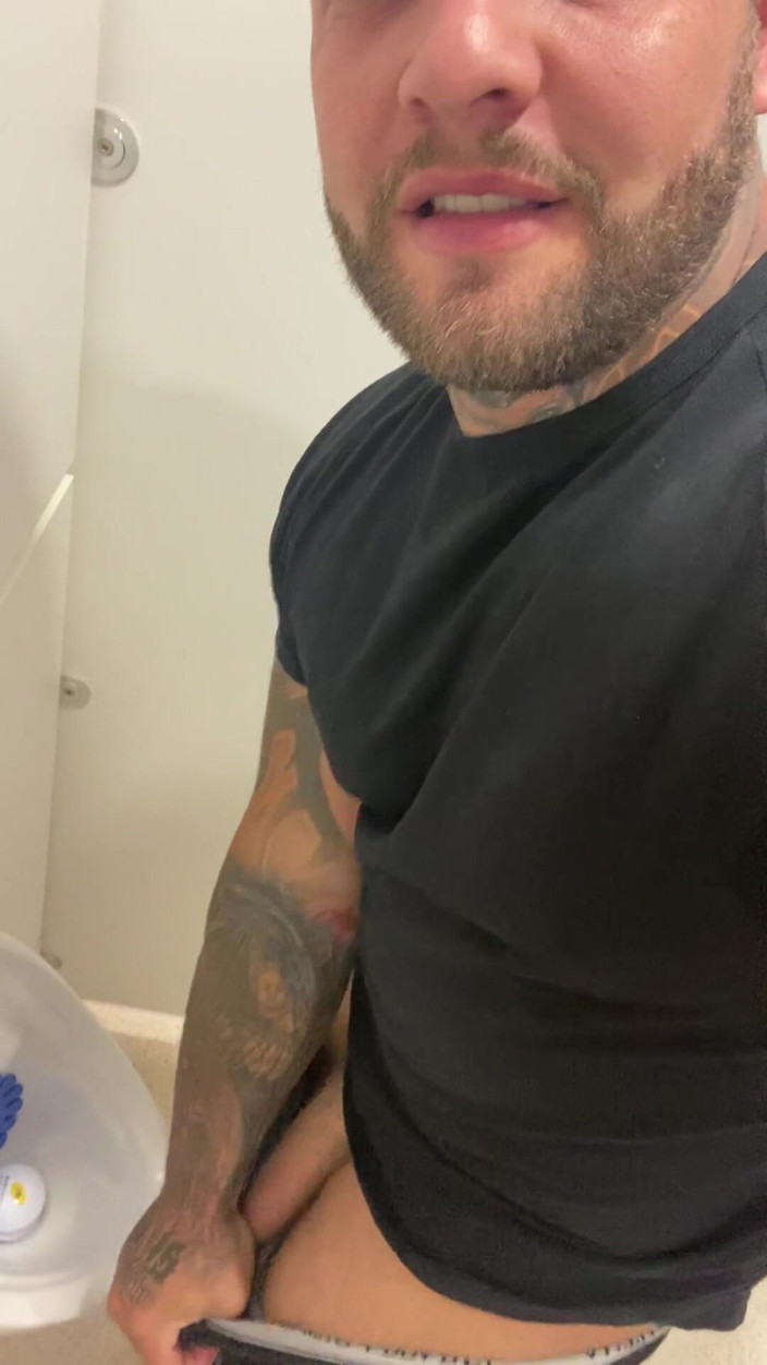 Andyleexxx: baathroom men peshaab aur land hilaana