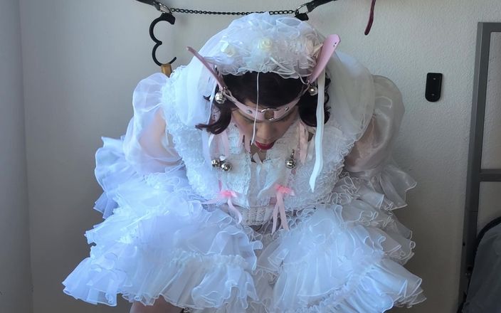 Sissy Candy: Cô dâu phục tùng chơi với rất nhiều dương vật...