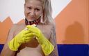 Toy Sluts: Tatuada loira dedilhando sua buceta enquanto usa luvas