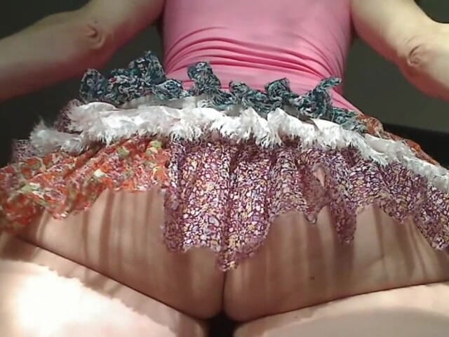 Long Toe Sally Big Buns: 抬起她性感的裙子