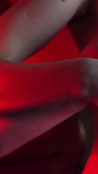 玩弄充满牛奶的乳房。潮吹的奶子和湿润的阴户