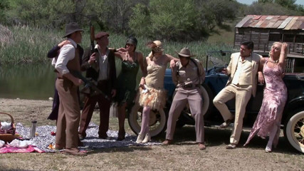 American Idol X: Caldo incontro in abiti vintage in campagna