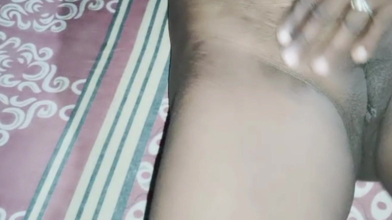 Aassam: Ibu rumah tangga india pertama kali fingering dan masturbasi memeknya
