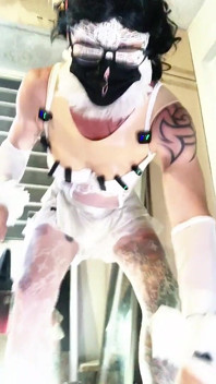 Sexy trans in lingerie bianca calze mostra il suo culo