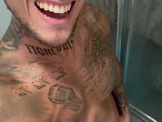 BoyGym: Kencing lama di kamar mandiku