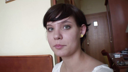 Toy Sluts: Remaja berambut coklat bermain dengan dildo kaca