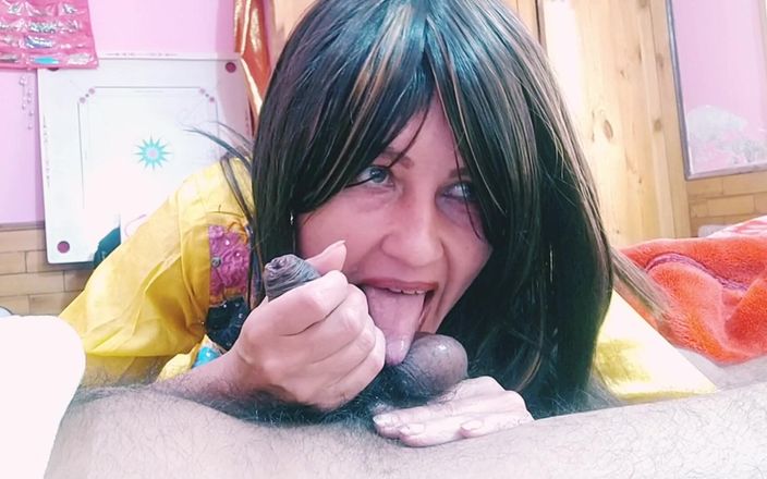 Bolly Karma: Heißer arsch von frechen, versauten MILF