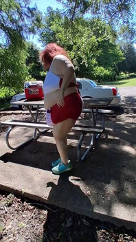 Asistenta bbw Vicki face o plimbare în costumul ei de baie Hello Kitty un bikini! Ce altceva mai face ea!