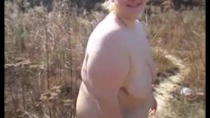 Fat House Wife: 야외에서 이웃을 함침시키는 마누라