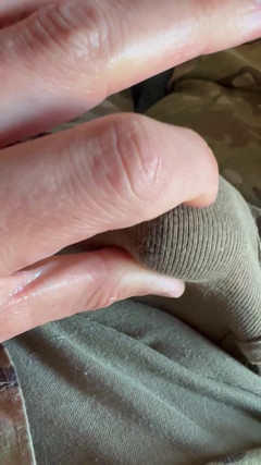 Gay Soldier Stuff: आर्मी सॉलिडर अपनी वर्दी और रूममेट की सैन्य कच्छी में हिलाती है और वीर्य निकालती है!