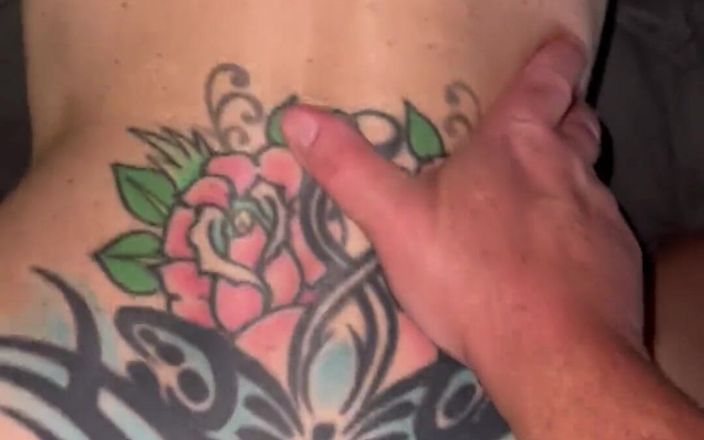Dirty Red Slut: Tetování zrzavá hlava zezadu - pohled shora a zdola