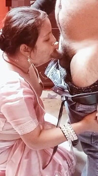 Sehr schönes indisches bhabhi, das gelutscht hat.