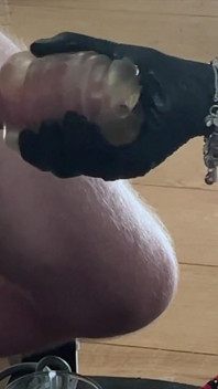 Close-up dominação feminina bordas pau para orgasmo arruinado em um copo