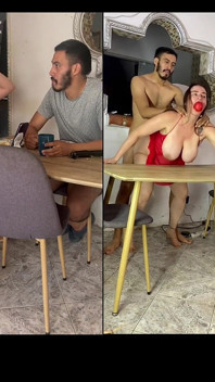 Reife frau wird von ihrem stiefsohn auf dem tisch gefickt und steckt alles rein