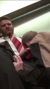 Tipul care face livrări este futut gol de bărbații de la birou
