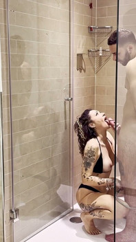 Massage Avec Une Fin Heureuse Sous La Douche Et Le Jacuzzi