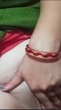 Indiancă nouă bhabhi sexy își fute cu degetul pizda roz rasă curată
