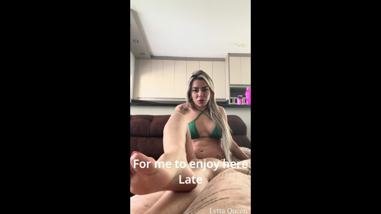 Queen Lytta ballbusting and cum lick: Сексуальне бікіні, стопа і дупа Lytta, відео від першої особи для бета-сімпс і рогоносця - приниження королеви Lytta, показуючи свої підошви, розповідаючи вам, як
