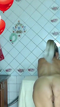 Gospodina sexy Lukerya visează de vară în bucătărie