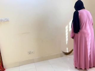 Aria Mia: होटल की व्यापक लड़की ने मुझे लंड हिलाते हुए पकड़ा तो मुझे आश्चर्य हुआ कि वह उसकी गांड चुदाई के साथ वीर्य निकालने में मेरी मदद करती है