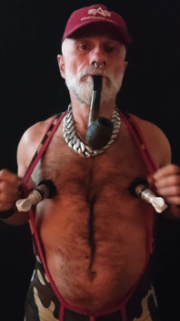 Dad Fumant Sa Pipe Et Pompant Ses Tétons
