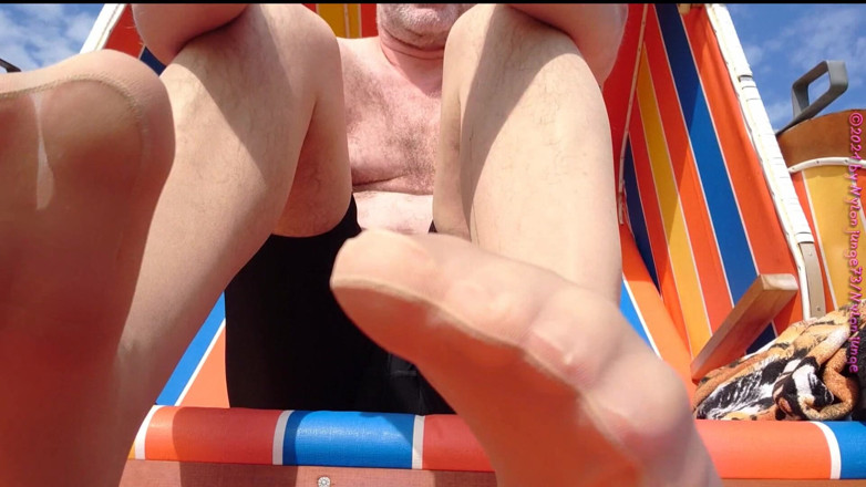 Carmen_Nylonjunge: Nylon voeten in een strandstoel ** Noordzee vakantie 2019 **