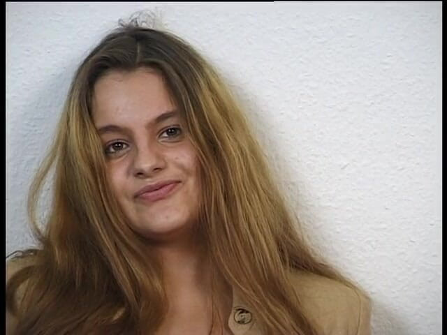 Lucky Wankerz: Chica tetona en lencería roja nos muestra su coño peludo