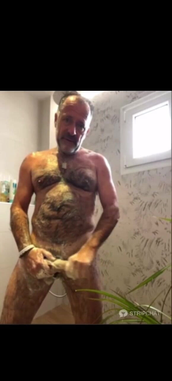 Daddybearvlc: Un autre jour, une autre douche, une autre branlette. S’il...