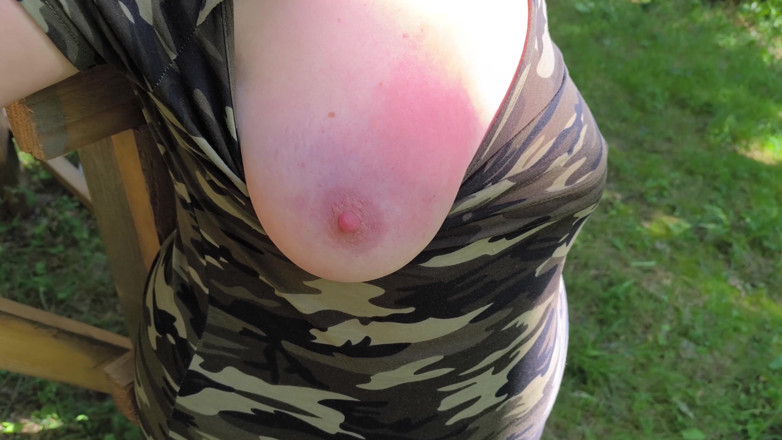 Bouncy Tits Action: Seins rouges dans la forêt