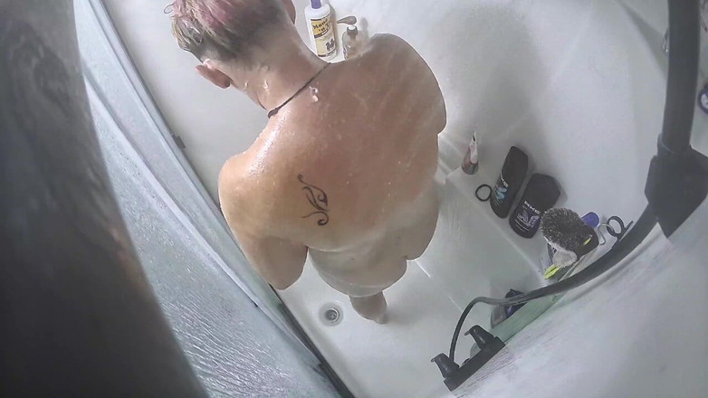 KittieNoOne: Kittie prend une douche