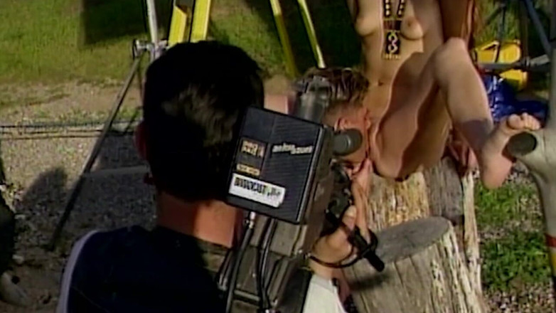 ORGASMX: Venkovní blonďatá kočička saje ptáka a dostane snědenou kundičku