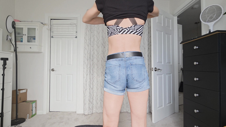 Ms_Emmy_Lynn: String string et soutien-gorge de sport sur une Asiatique mince...