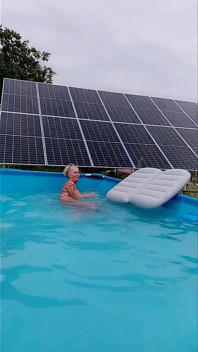 Ama de casa caliente Lukerya en la piscina