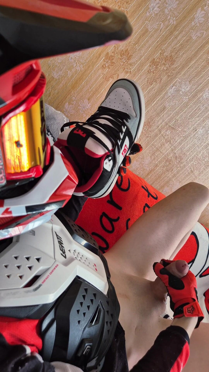 Sneakersmax98: У байкерській передачі він довів до оргазму