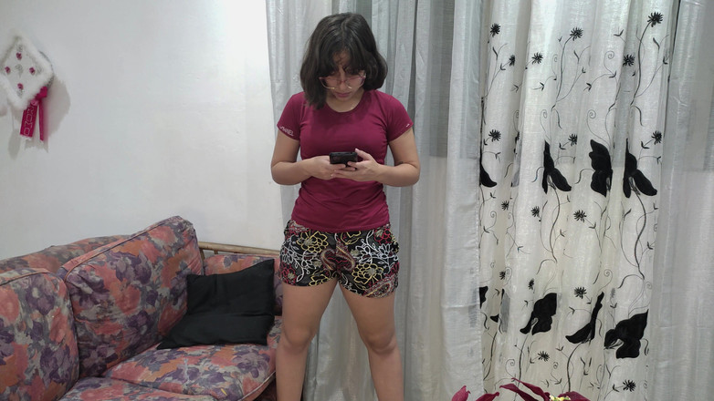 SugarPose: Pakaian gadis remaja ini tiba-tiba menghilang dengan ganas