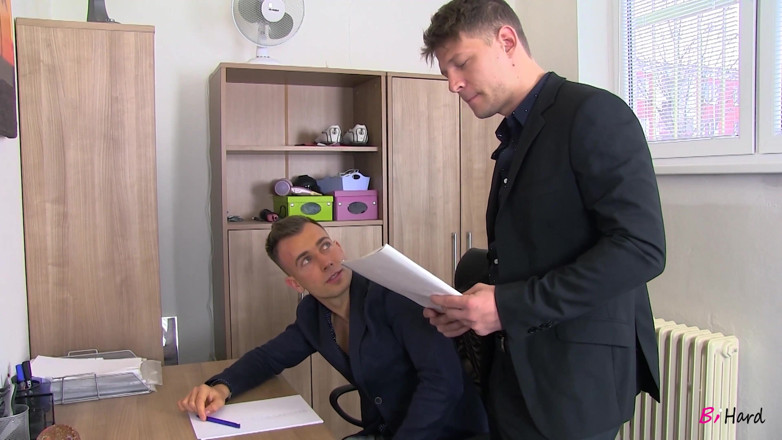 Bi Hard: Bisex collega di lavoro