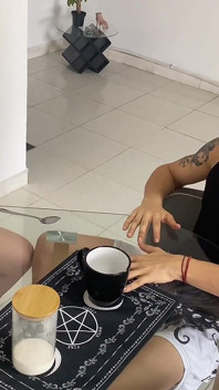 Min styvsyster lämnade och hennes stora latinska bästa vän gav mig en blowjob! - Porr på spanska