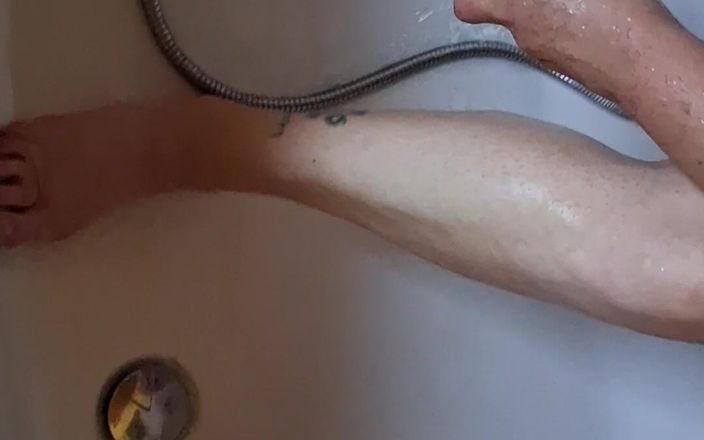 Hot-Pussy66: 汚れた足をバスタブで洗う