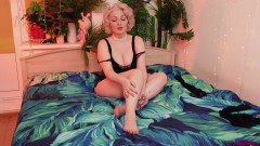 Arya Grander: sexy MILF škádlení nohama v černých nylonových punčochách a také bosá: foot...