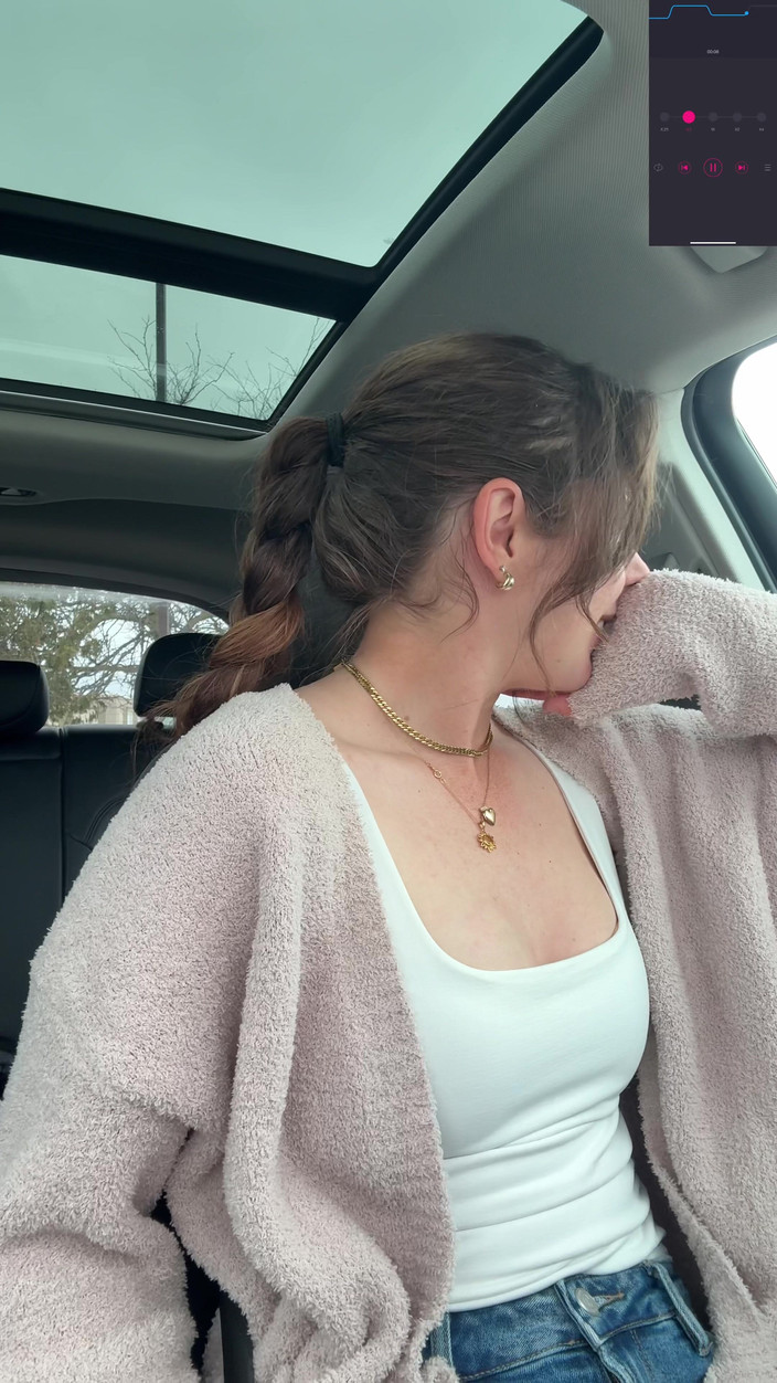 Nadia Foxx: Éjacule dans un tim hortons au volant !