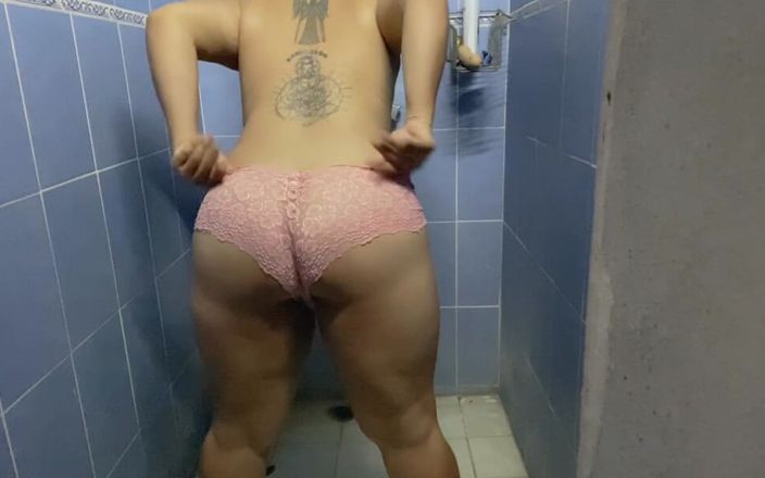 Allison-Nopor: Mamie se filme sous la douche et ouvre son cul,...