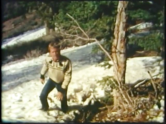 Gays Case: 男人在群交中裸体在地板上做口交和肛交，然后射在壮男身上