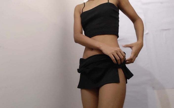 desigirl93: Mahasiswi ini lagi asik fingering memeknya di kamar mandi!