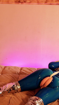 Latex bondage ontsnappen, sexy milf onderdanig in rubber met kokhals