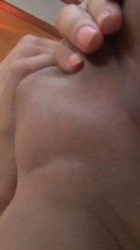 Thajská tranny šuká svůj vlastní konečník hračkami