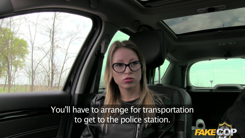 Fake Cop: Falešný policajt - policajt vystříkal policajtovi energickou kozatou řidičku