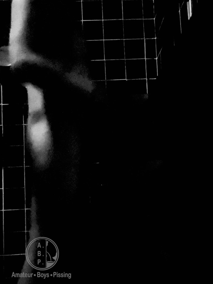 AmateurBoysPissing: Amatör hızlı umumi tuvaletler karşılaşması - adam oğlanı emiyor