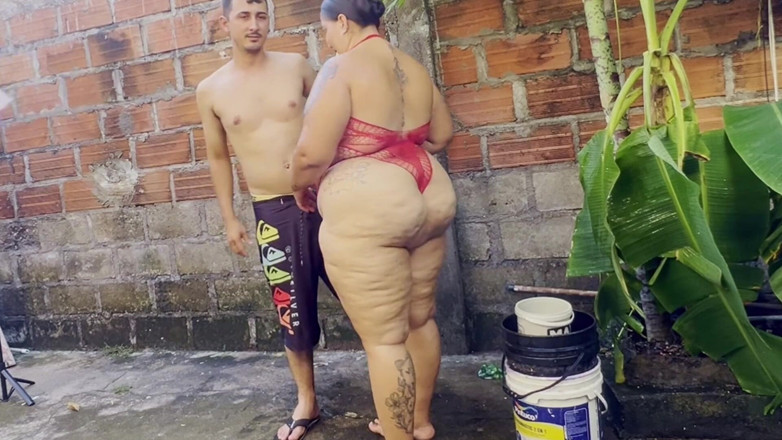 Lexly_16: Jiran saya berjalan ke taman saya dan inilah yang berlaku...